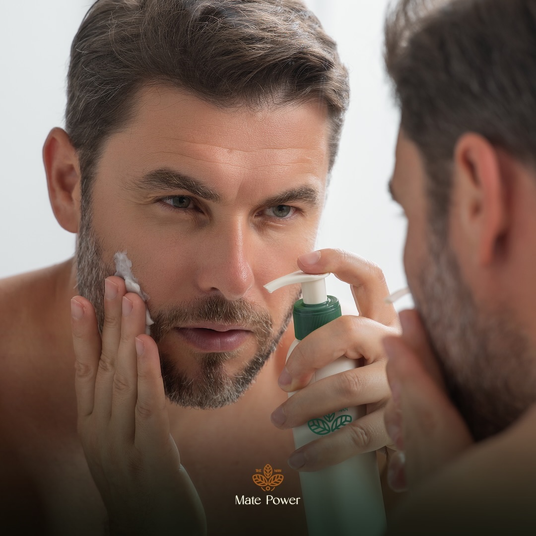 Homem aplicando cosmético Mate Power à base de Erva-Mate Gaúcha em frente ao espelho